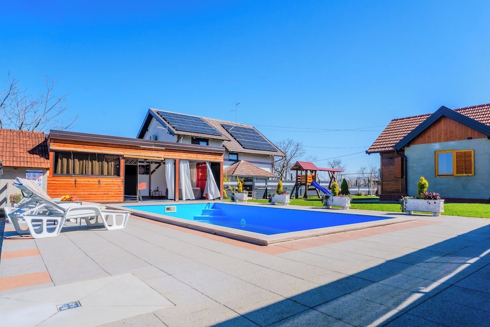 Timber Cottage With Pool