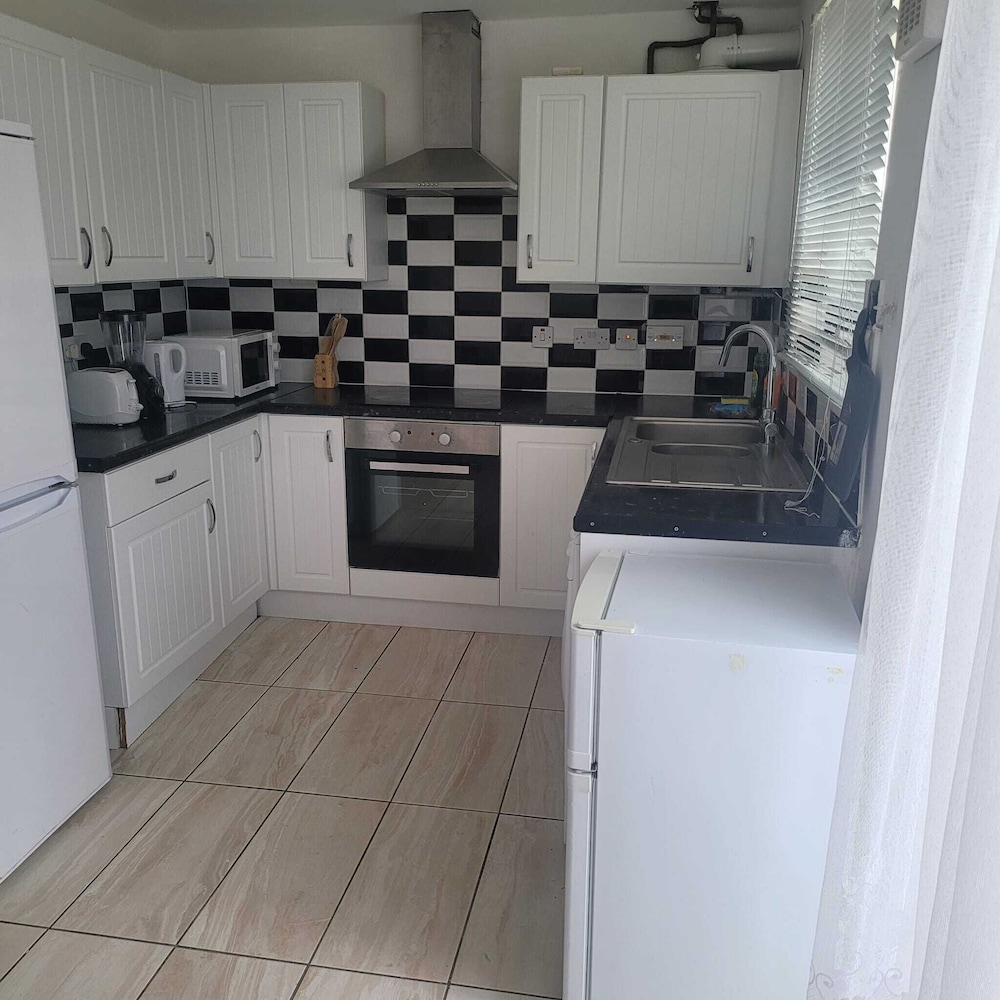 Exquisite 3-bed Royal Pearl Home in Greater London