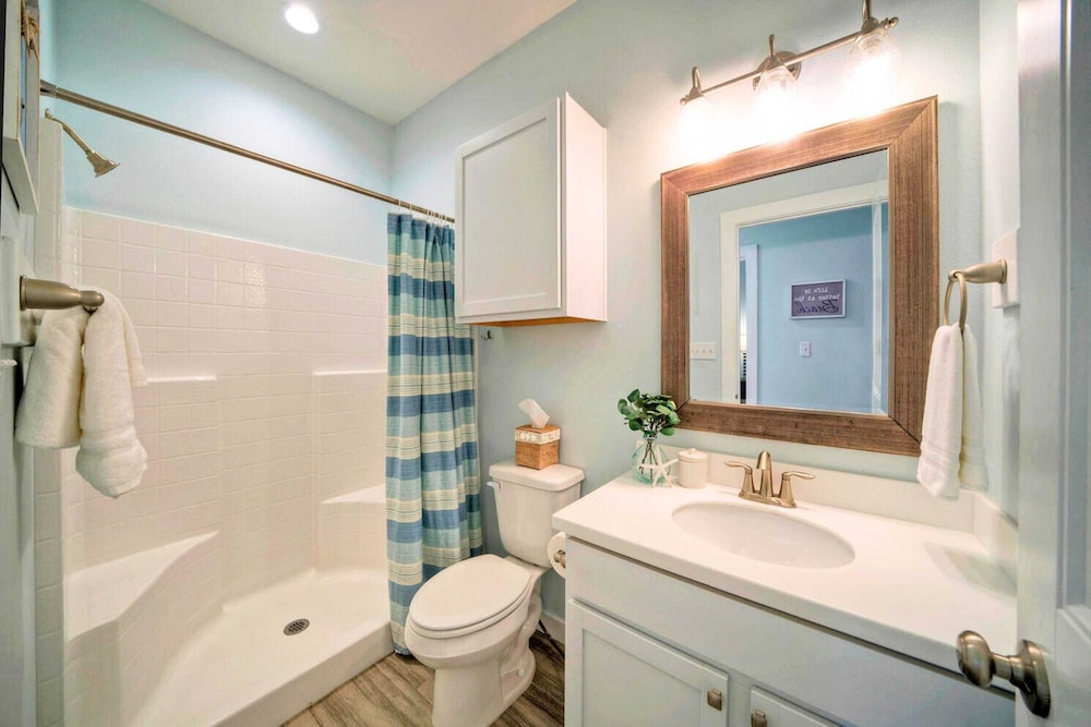 Sleeps 23, 2 Beachside Homes Resort Pool, Walk to the Beach, Balcony + Yard