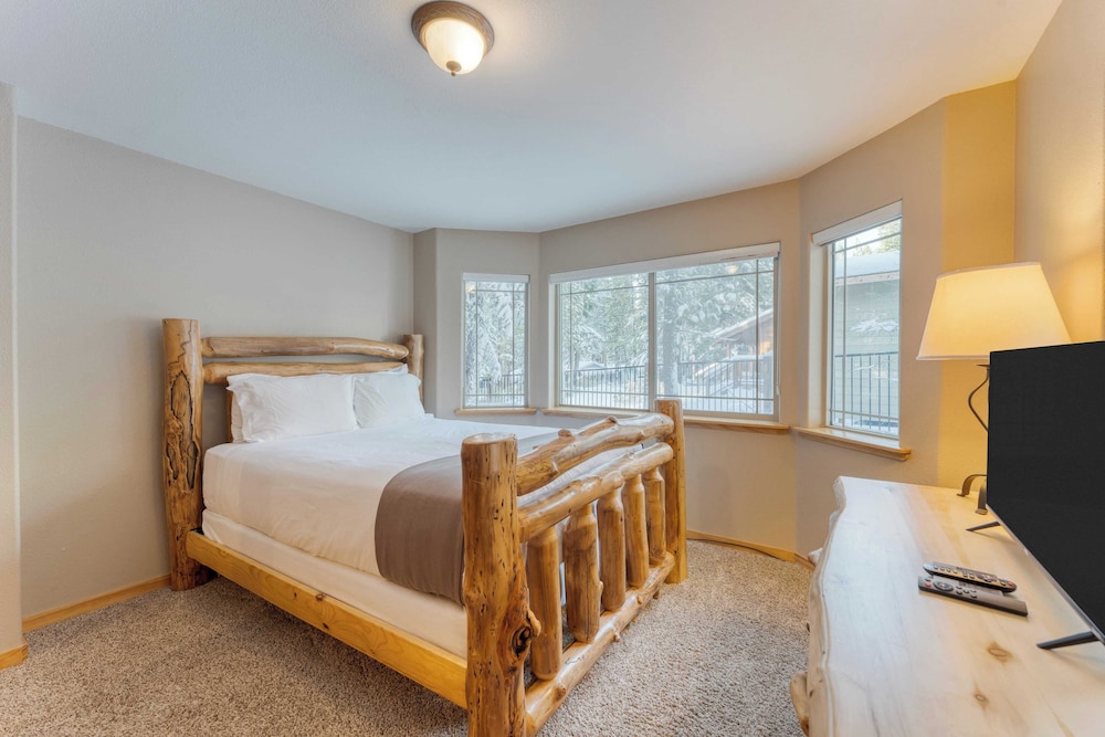 Cherry Hills Spacious Tahoe Cabin With Deck, Fireplace & Open Interiors