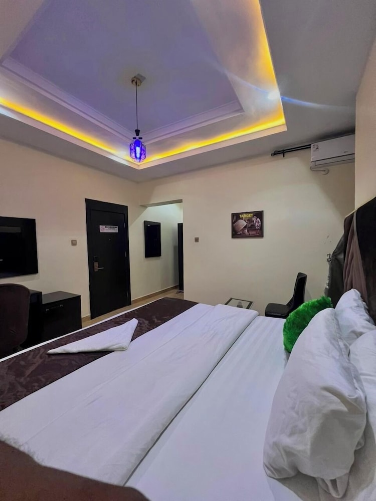 Leons Hotel and Suite