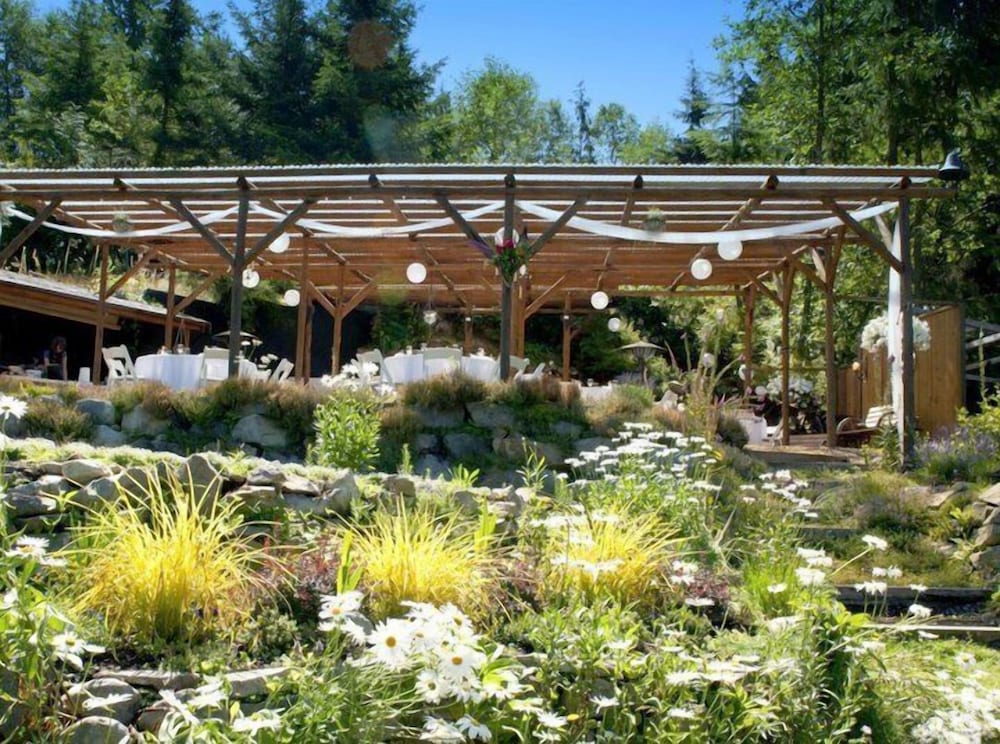 Alderwood Cottage & Suite - Bowen Island