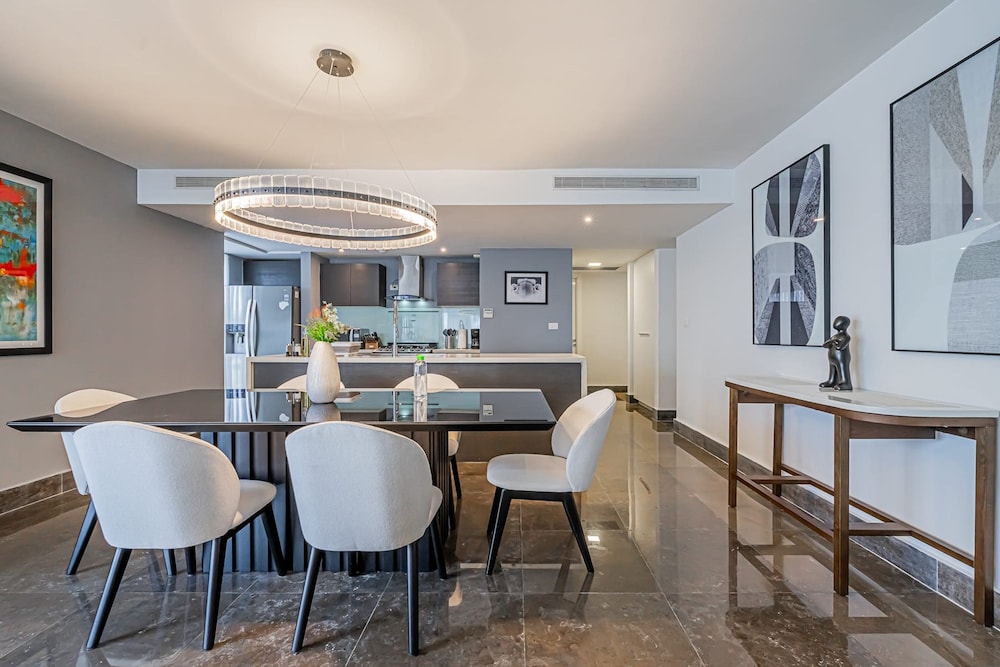 w Majestic 2BR w Perfect Balcony in YOO