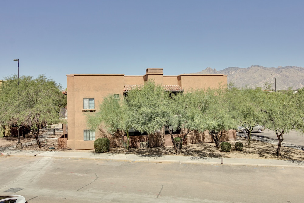 Central Tucson Condo w/ Community Pool + Hot Tub! view 3