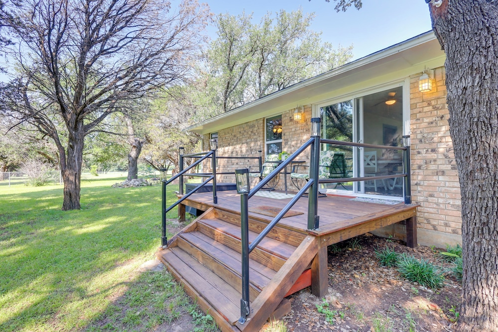 1 Mi to Lake Whitney: Morgan Home w/ Deck!