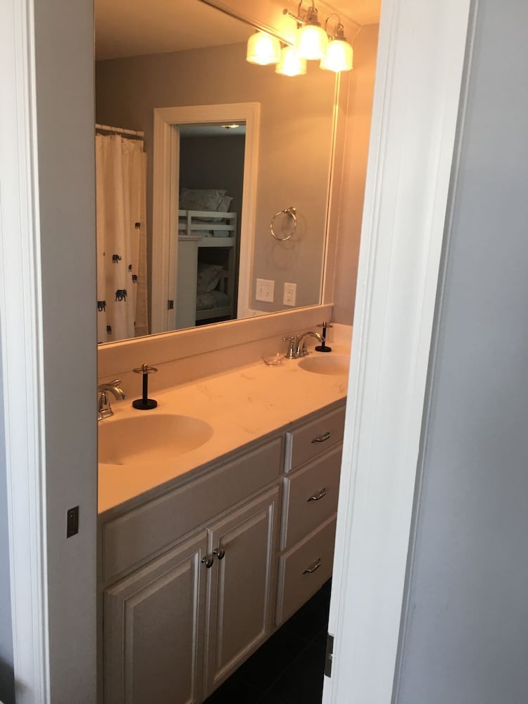 Best Day Ever 4 Bedroom Home by RedAwning