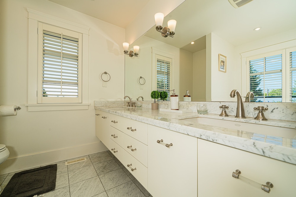 Elegant & Cozy Escape West Vancouver