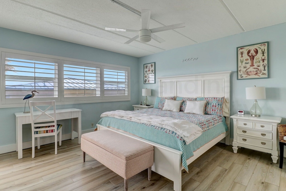 Spotted Sandpiper Condo Easy access to Pier, Pool and Beach Access are Steps Away by RedAwning