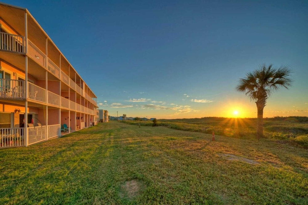2 Condos in Beachfront Complex Pool, Pickleball+tennis Court, Beach Boardwalk
