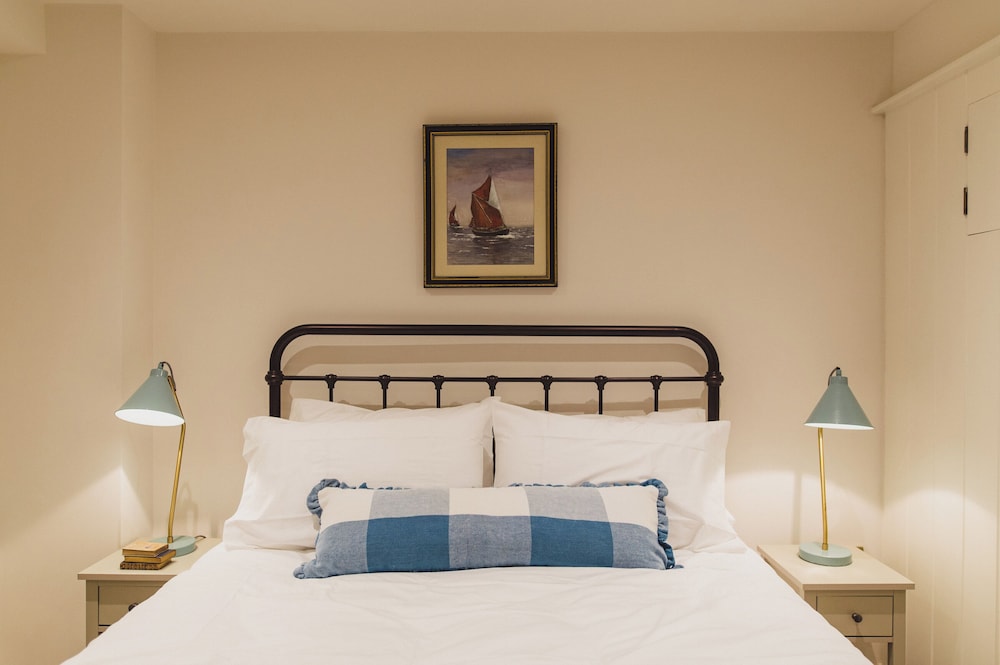 Rockpool Cottage 5 Buckingham Mews Coastal Retreat view 3