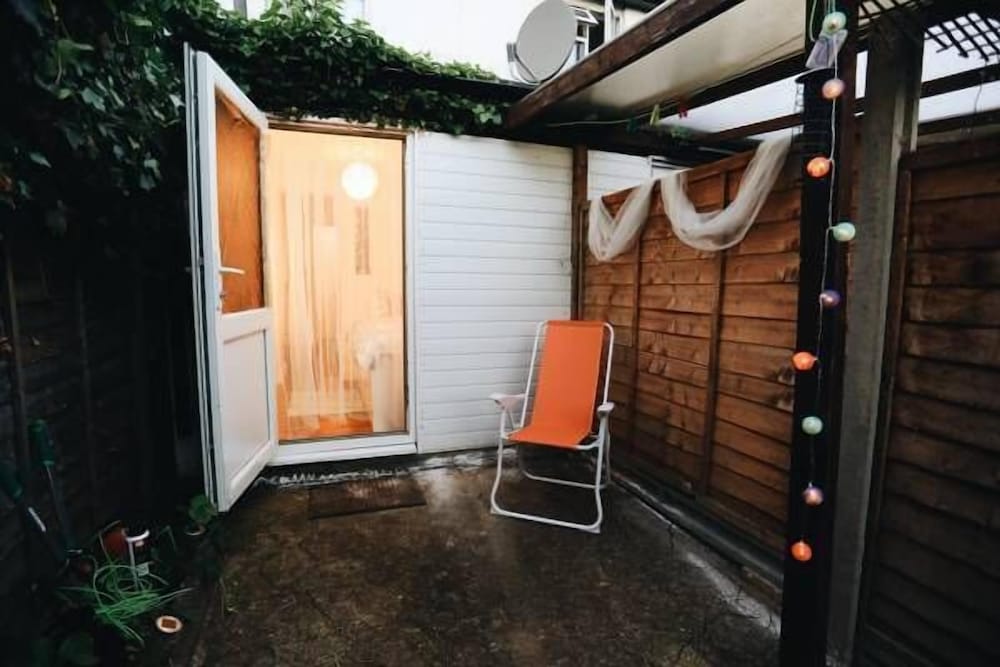 West Drayton Vacations - Sitara House - Property Image 10