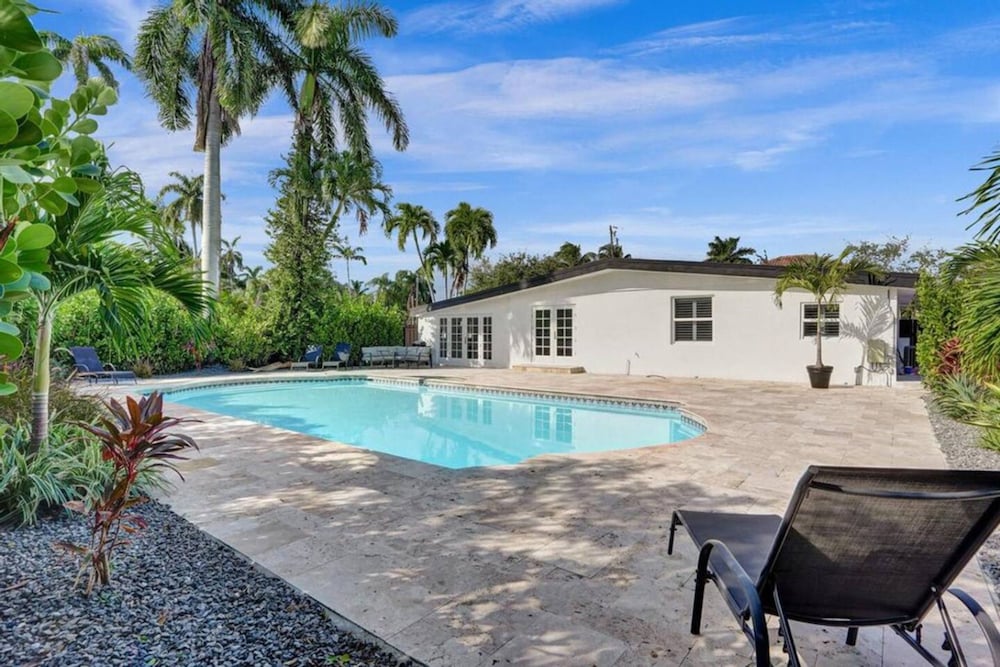 Pool House 3 Bedroom Home Victoria Park