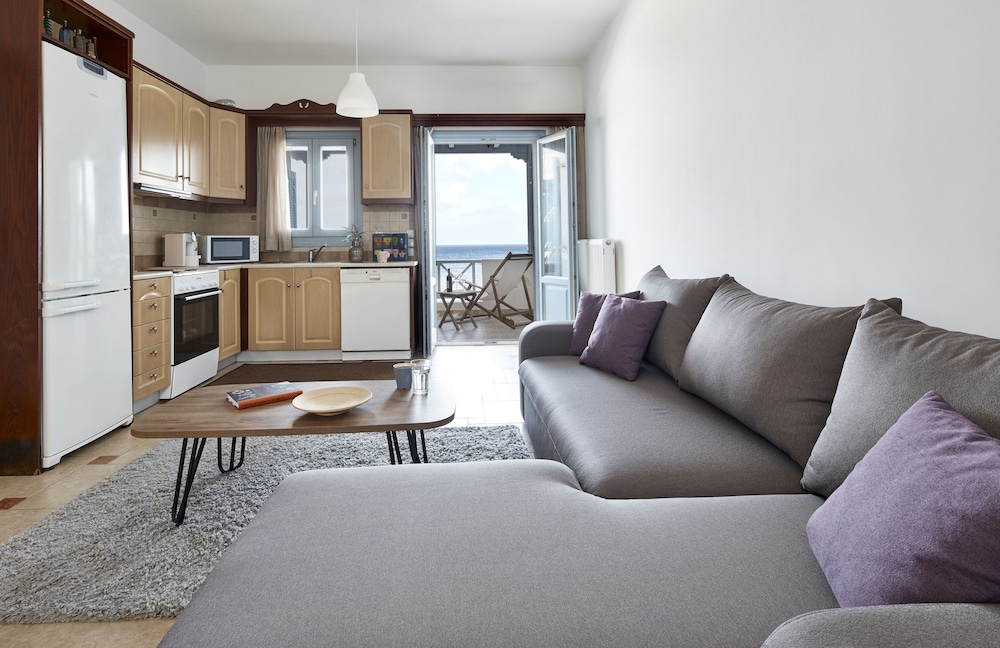 The Beach House en Santorini — kitchen