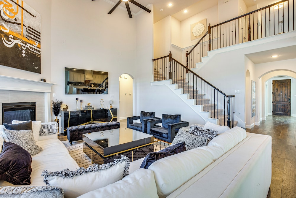 6 Mi to Lake Lewisville: Chic Retreat in Frisco!
