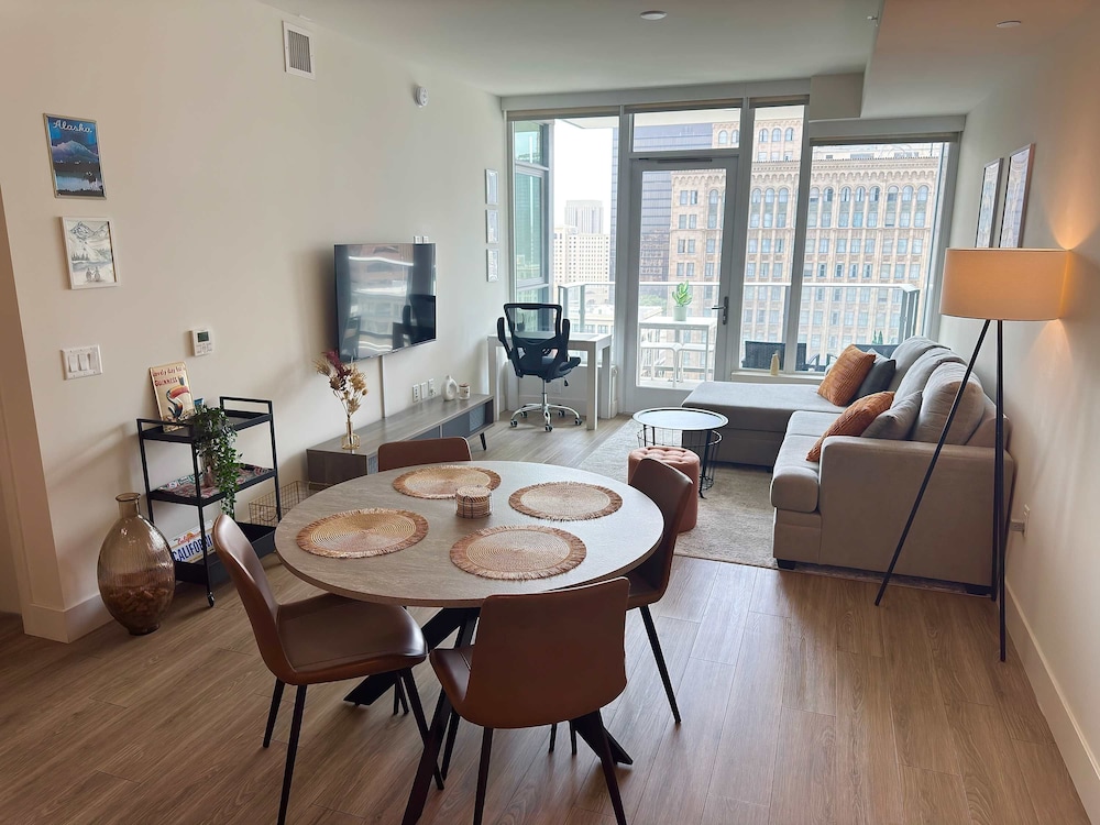 NEW Upscale Downtown San Diego Stay Queen Bed Pool Sauna