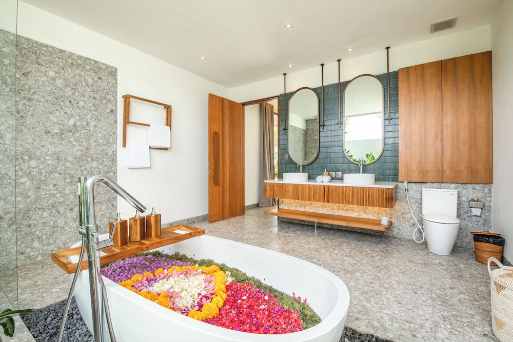 Luxury 5BR Villa, 200m to Brawah's Beach Bliss