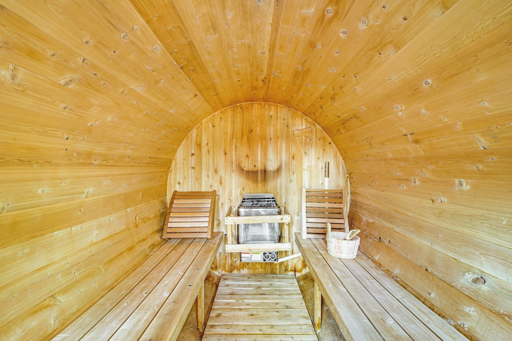 Private Hot Tub & Sauna: Bryant Pond Retreat!