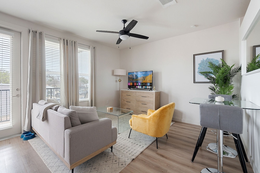 Sky-high Comfort 1BR Gym Pool Pet Friendly