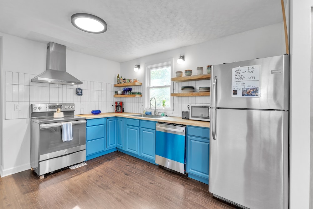 Relax And Unwind In The Heart Of Fayetteville 2 Bedroom Home