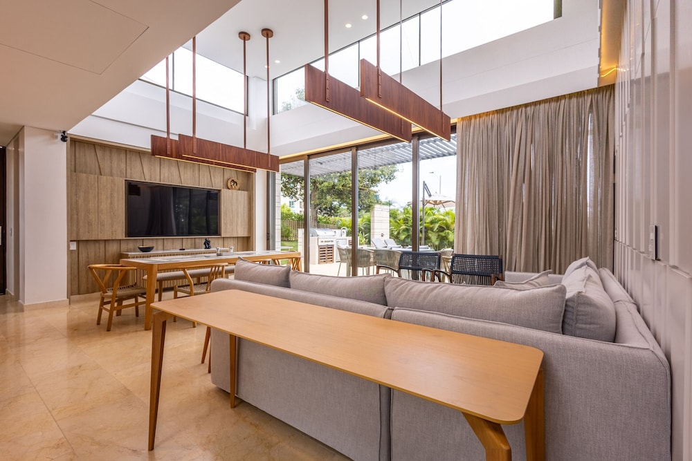 Coastal Villa w Dock Access Pools