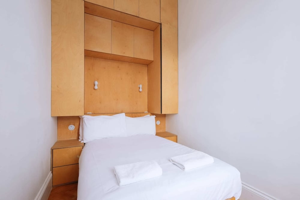 Contemporary 1BD Flat W/view of Edinburgh Castle! view 5