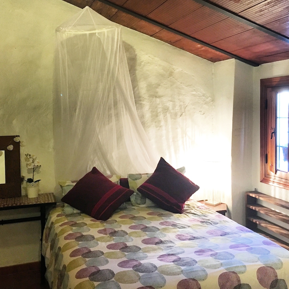 Cottage - Sleeps 4 - Pet Friendly - Patio