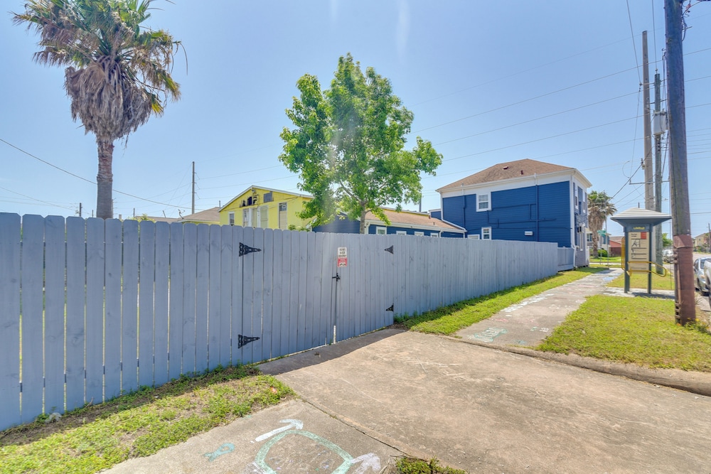1 Mi to Pleasure Pier: Walkable Home in Galveston