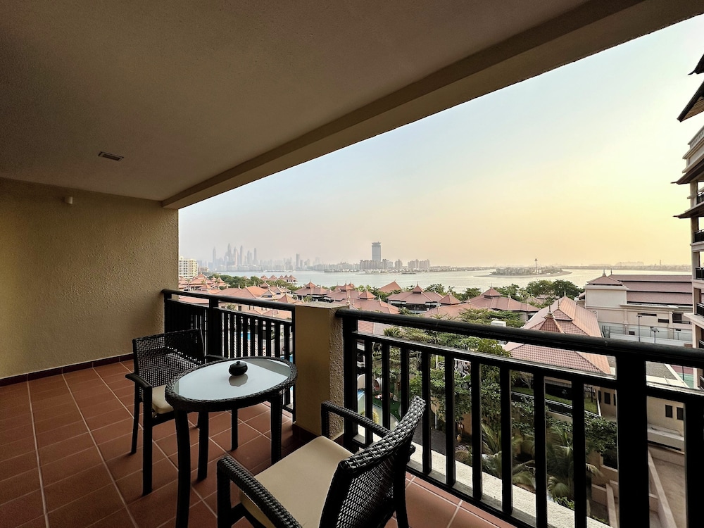 Lux BnB I Palm Jumeirah Resort I Palm Views