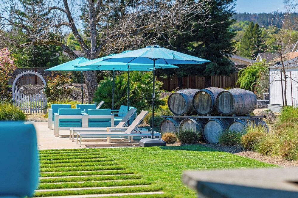 Luxe, Pool, Spa, Fire Pit, Game Room, Piano Sonoma Pool Retreat by Avantstay