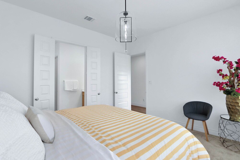 Legacy Haus Modern Stay for 8!