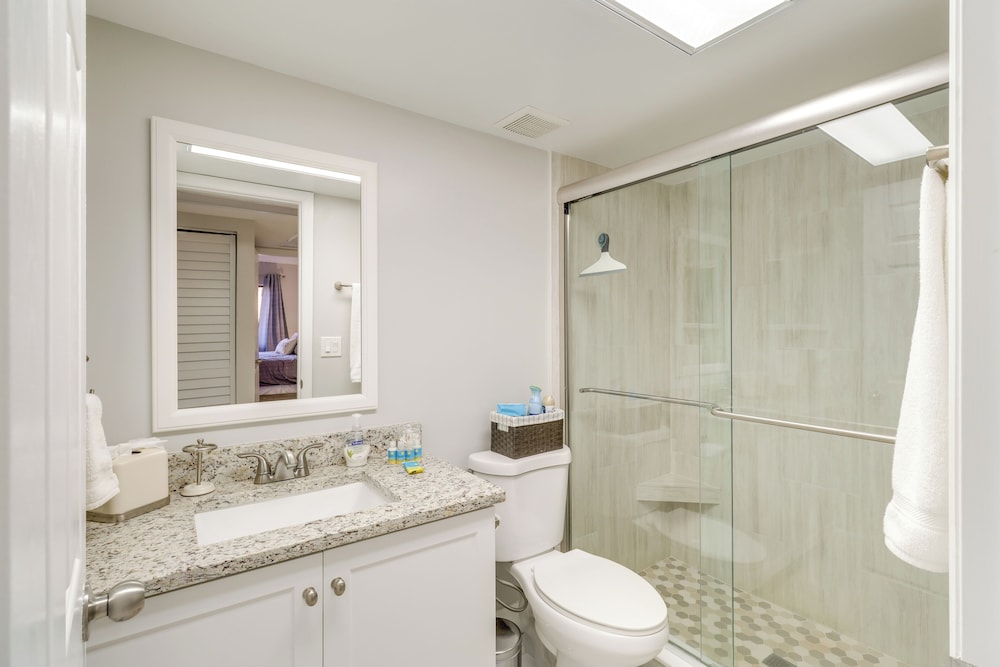 Walk to Blue Heron Beach: 1st-floor Lakefront Unit