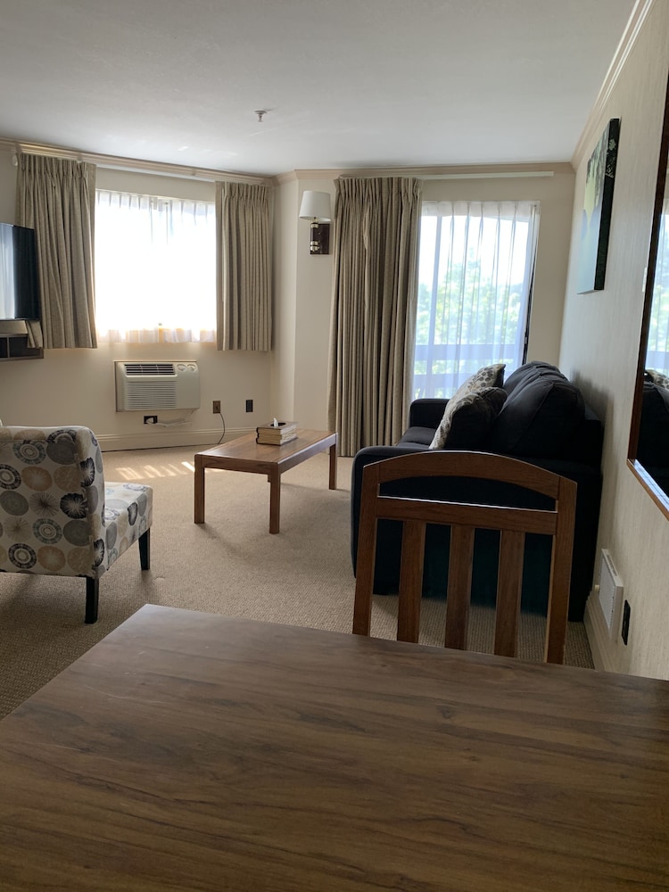 Coachman Inn & Suites