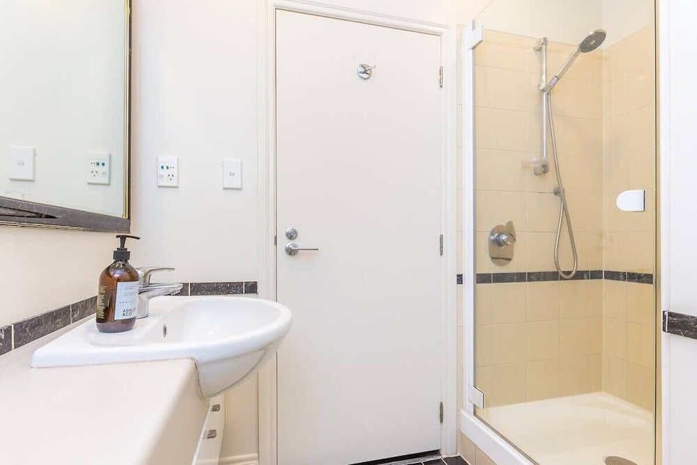 Stylish 1BR w/ Lovely Views, Pool+Gym Zodiak Stays