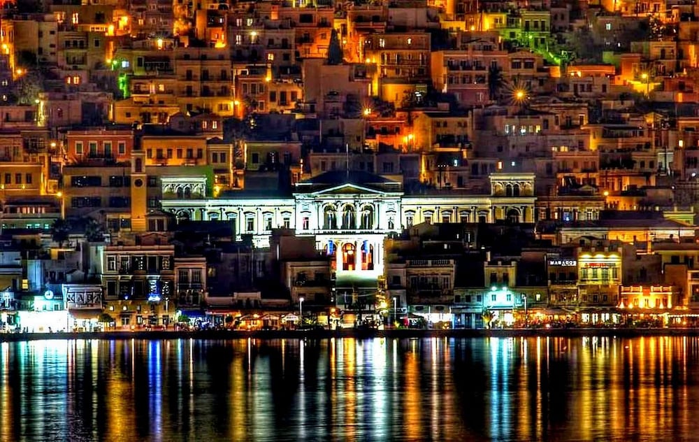 Akti Miaouli Holiday Home