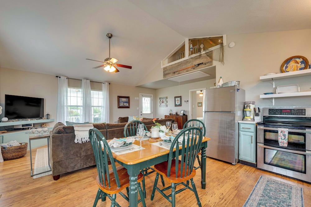 Fish & Boat: Home w/ Spacious Yard in Seadrift