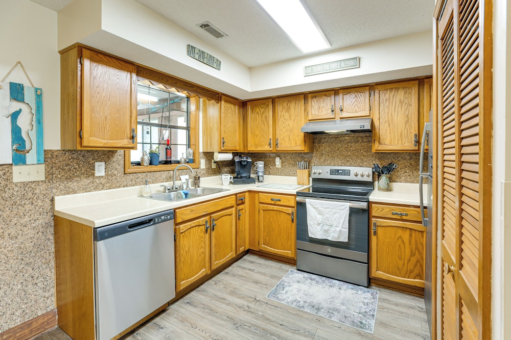 Cozy Home w/ Fenced Backyard in Sunset Beach!