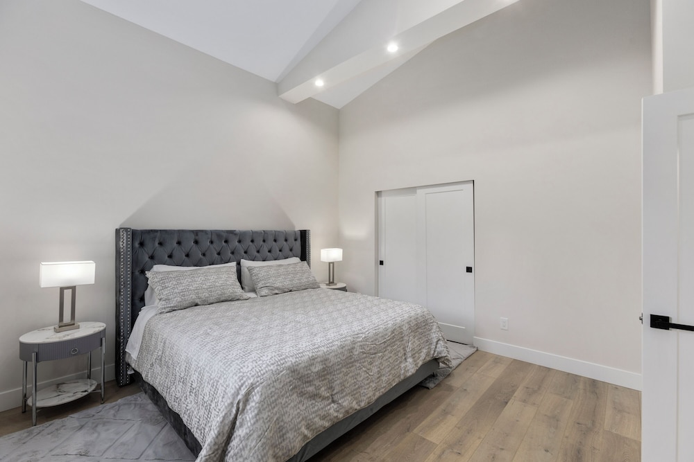 Modern 2-Bedroom Retreat in Seattle view 4