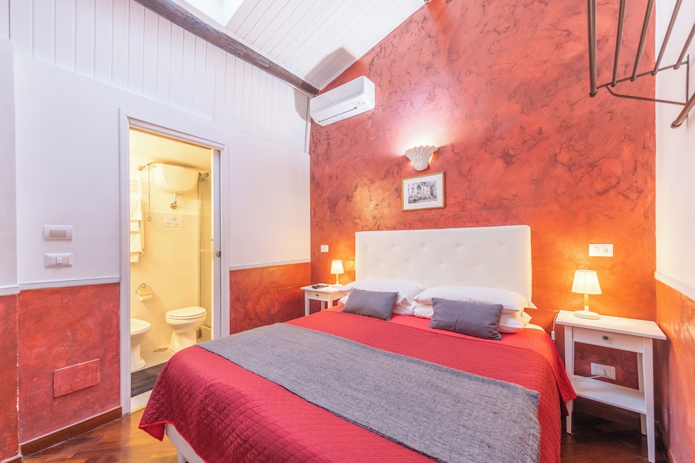 Room-skylight Double Room in History Hou