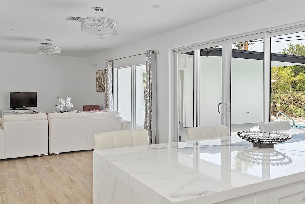 Dreamy 4BR Getaway w Private Pool Luxe Patio in Miramar