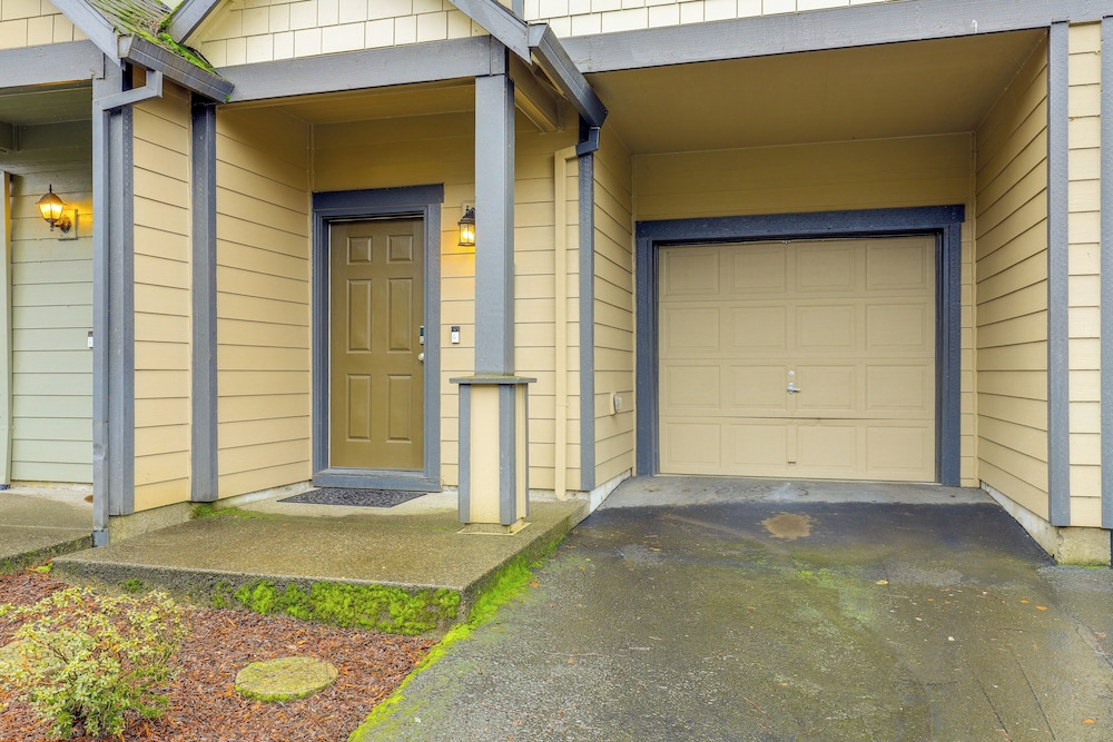 Walk to Mcmenamins Edgefield: Inviting Townhome!