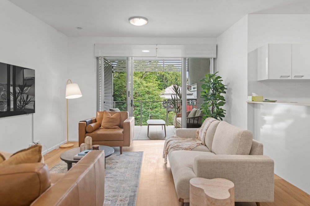 2-bed Getaway With Shared Pool & BBQ Access
