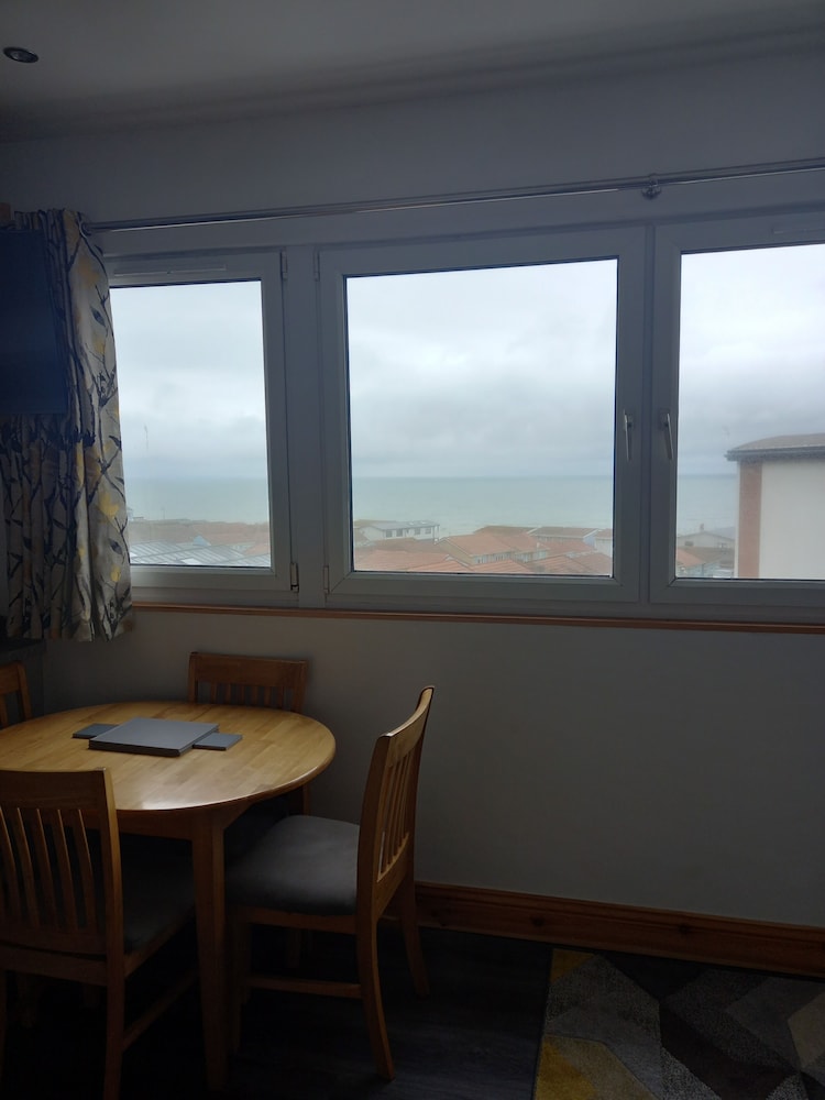 Inviting 2 Bed Apartment in Westwood ho view 4