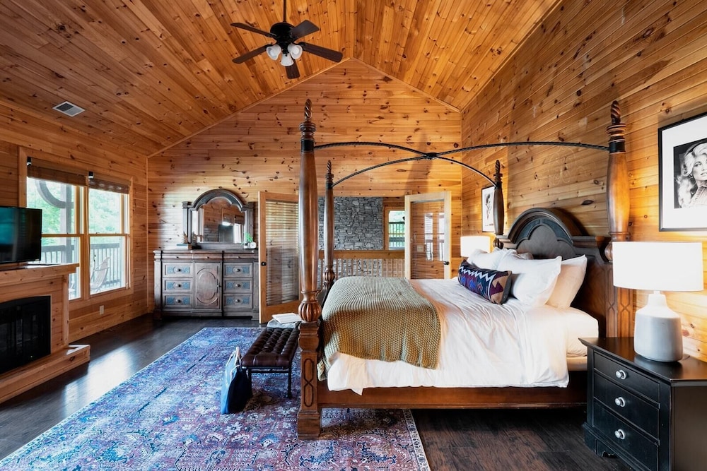 Hickory Ridge by Avantstay Sleeps 20! Incredible Private Elevated Cabin view 4