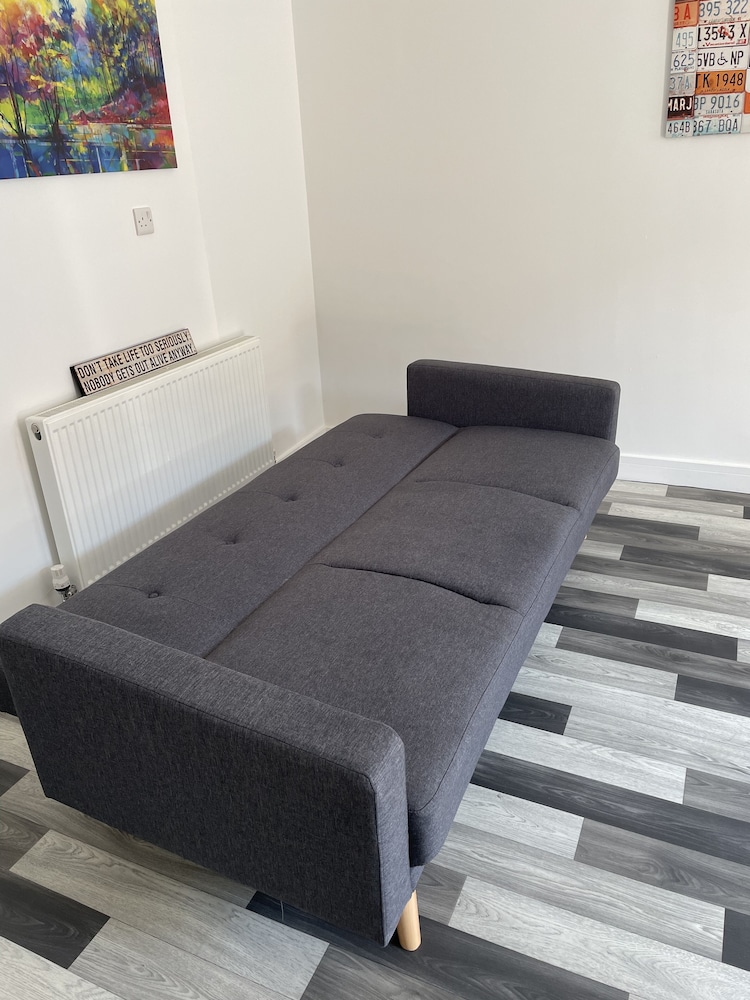 Impeccable 1-bed Apartment in Chesterfield view 4