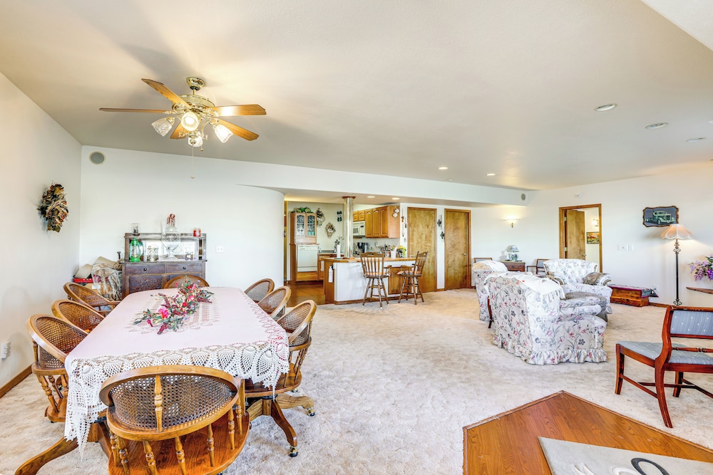 7 Mi to Dtwn Denver: Lakefront Gem w/ Dock!