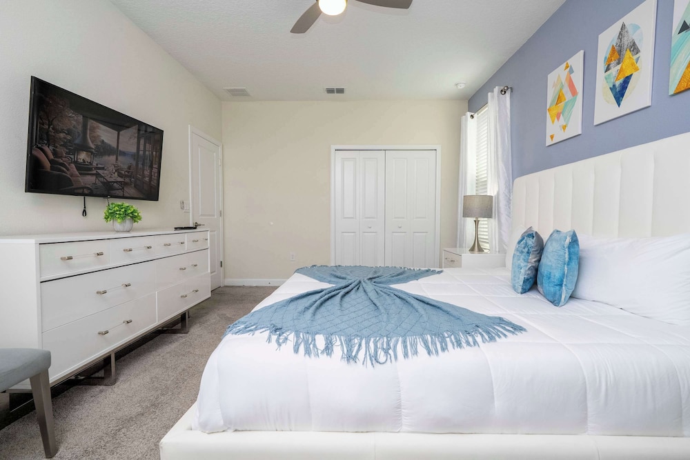 Stunning Game Room & Pool Jacuzzi Storey Lake 2799