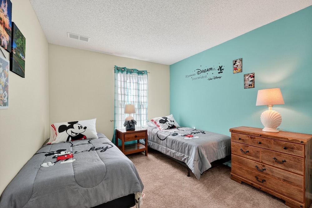 Modern Kissimmee Townhouse Near Disney 3 Bedroom Townhouse