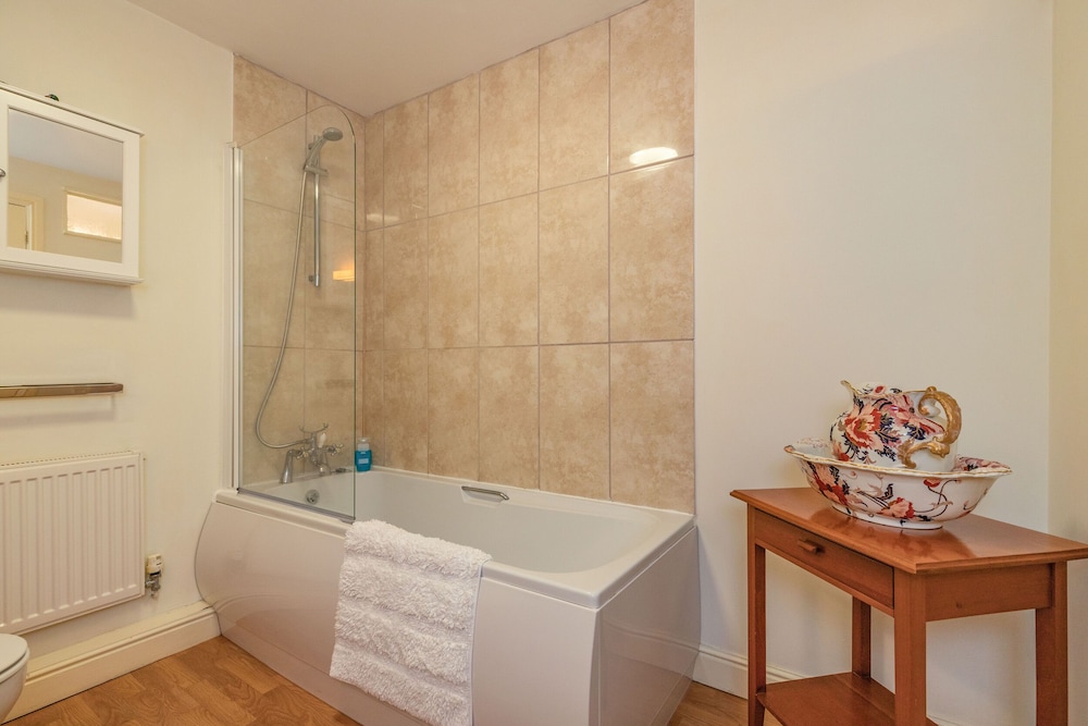 4 Aldelyme Court