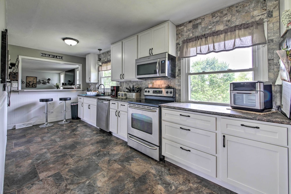 Traditional Country Home in De Soto w/ Yard! - Property Image 15