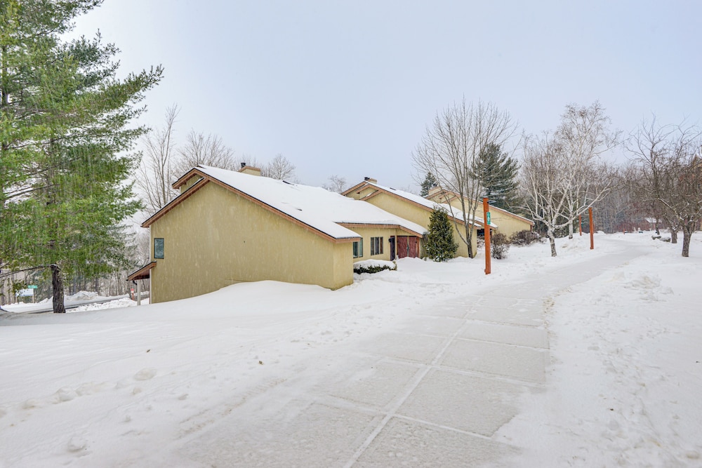 < 1 Mi to Mt Snow: Charming Condo w/ Fireplace